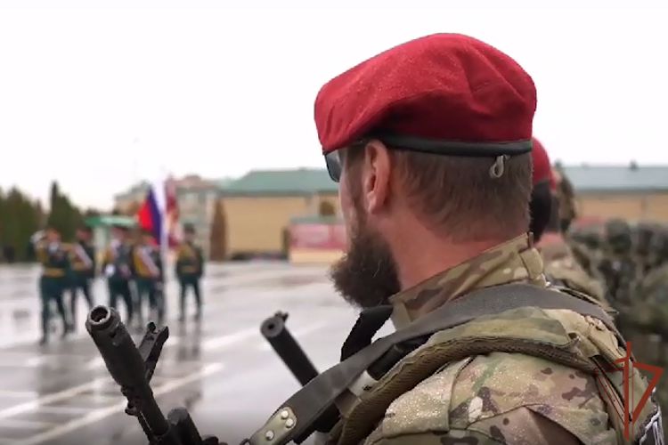 Полку Росгвардии имени Героя России Ахмата-Хаджи Кадырова вручено Боевое знамя нового образца
