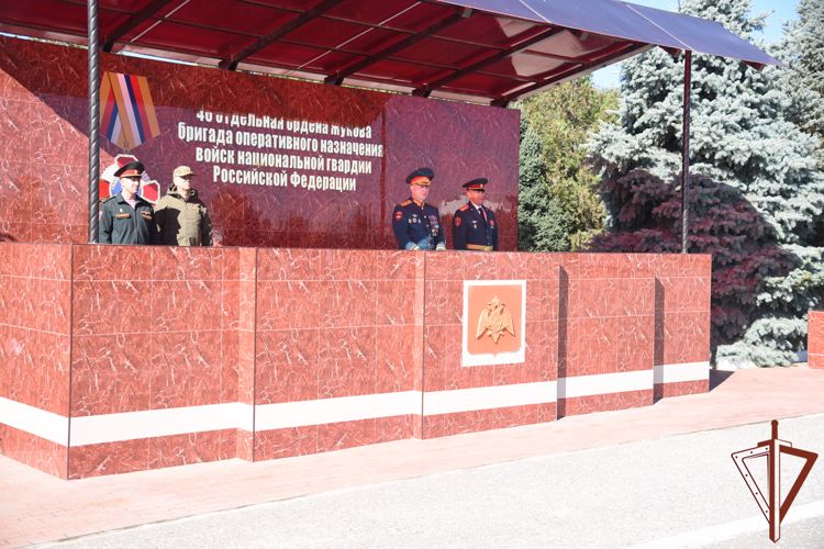 Воинским частям грозненского соединения Росгвардии вручены боевые знамена нового образца