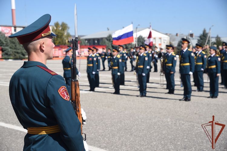 Воинским частям грозненского соединения Росгвардии вручены боевые знамена нового образца