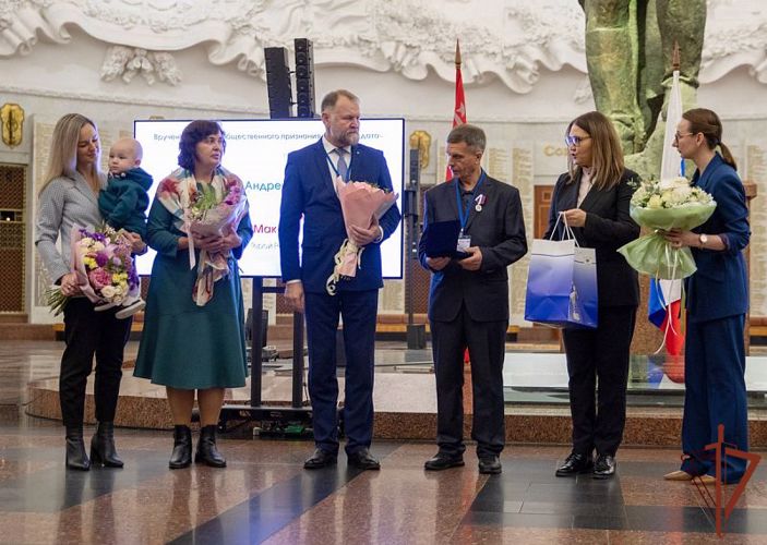 Отца офицера Росгвардии - Героя России Максима Концова из Улан-Удэ - наградили медалью «Отец солдата»