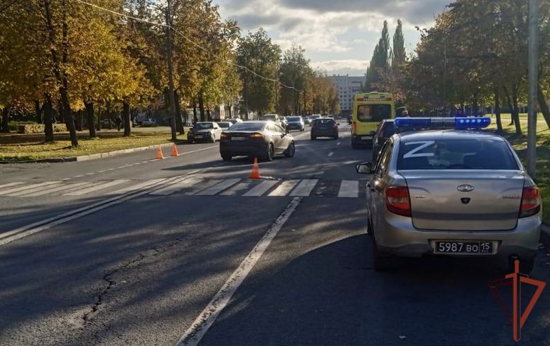Росгвардейцы оказали помощь попавшей под машину 82-летней петербурженке
