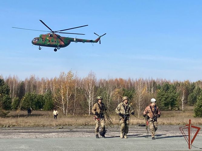 Сбор с выпускающими при проведении беспарашютного десантирования из вертолета проходит в Сибирском округе Росгвардии