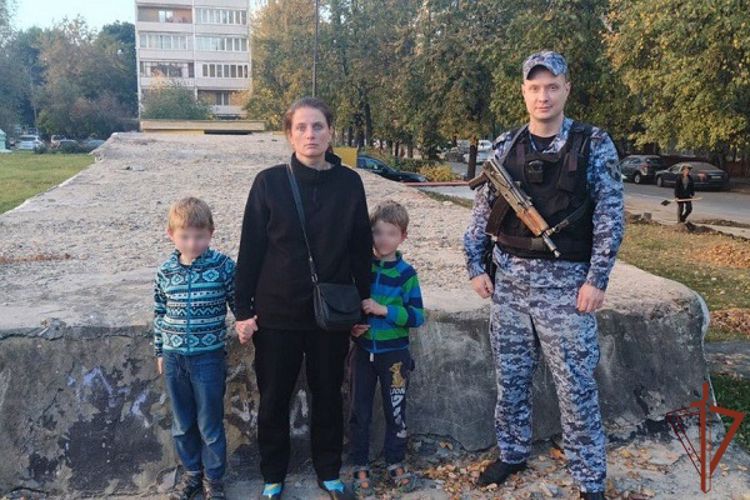 Сотрудники Росгвардии разыскали потерявшихся в Москве близнецов  