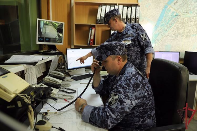 Сотрудники Росгвардии оказали помощь пожилой женщине, которая потерялась в Москве