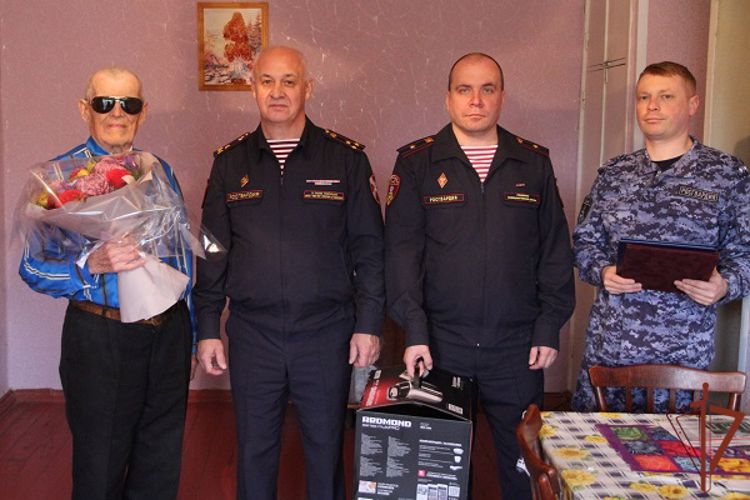 Росгвардейцы из Москвы поздравили труженика тыла с 95-летием 