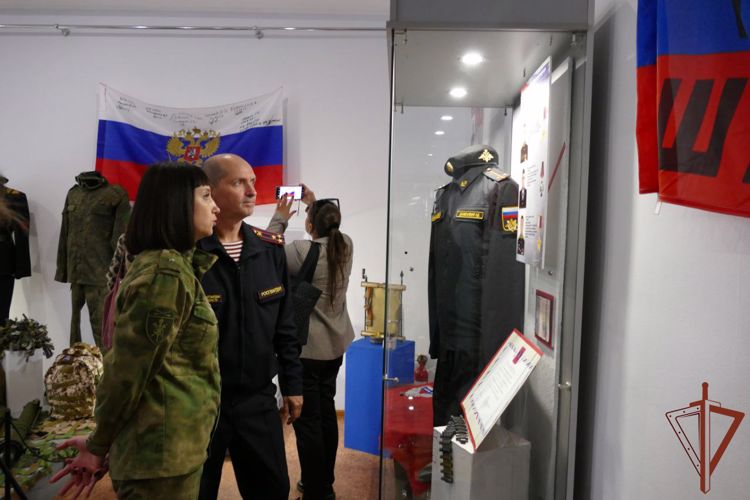 Росгвардейцы помогли организовать выставку «Донбасс в огне. СВО. Связь времен» в Омске