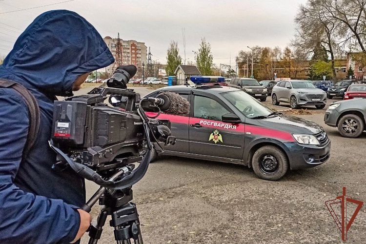 В преддверии Дня образования вневедомственной охраны сотрудники Росгвардии стали героями сюжетов и праздничных мероприятий в Сибири (видео)
