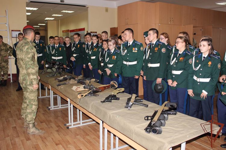Председатель совета ветеранов Уральского округа Росгвардии принял участие в ритуале заповеди кадет 