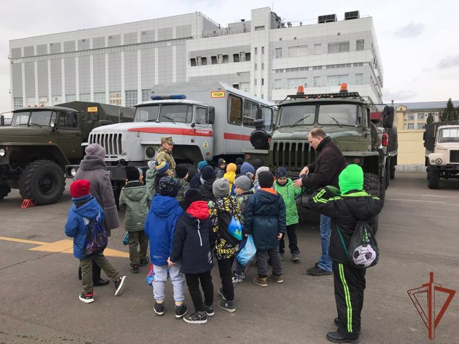 Уроки мужества и профориентационные мероприятия провели росгвардейцы в Сибири 