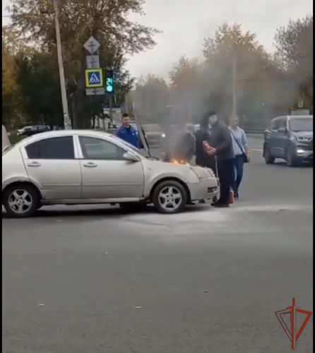 Росгвардеец помог потушить загоревшийся автомобиль в Челябинске (видео)