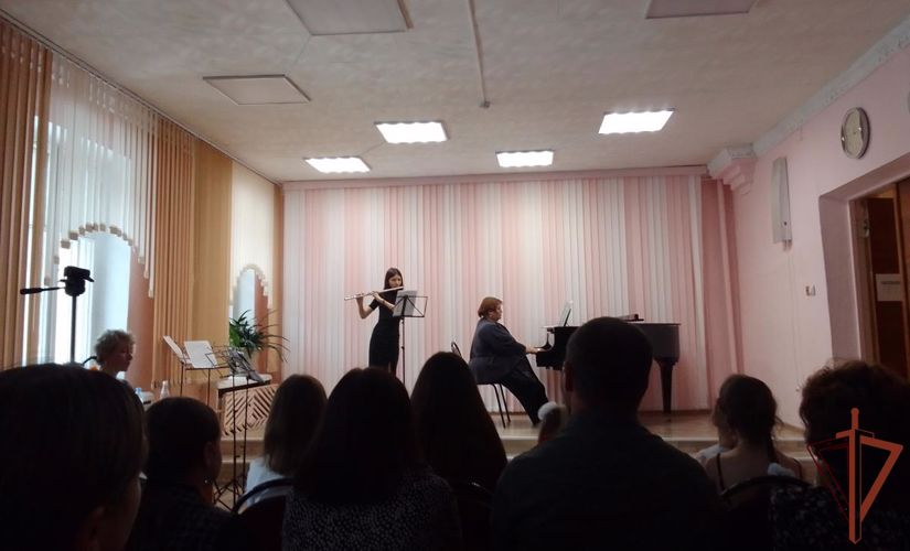 Мастер-класс для юных флейтистов провели представители ансамбля песни и пляски Уральского округа Росгвардии в Екатеринбурге (видео)