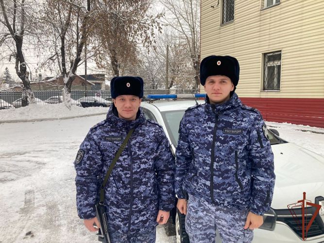 Росгвардейцы помогли получившему травму пожилому мужчине в Челябинске