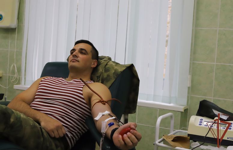 Ко Всероссийскому марафону донорства «Давай вступай!» присоединились росгвардейцы в Туле