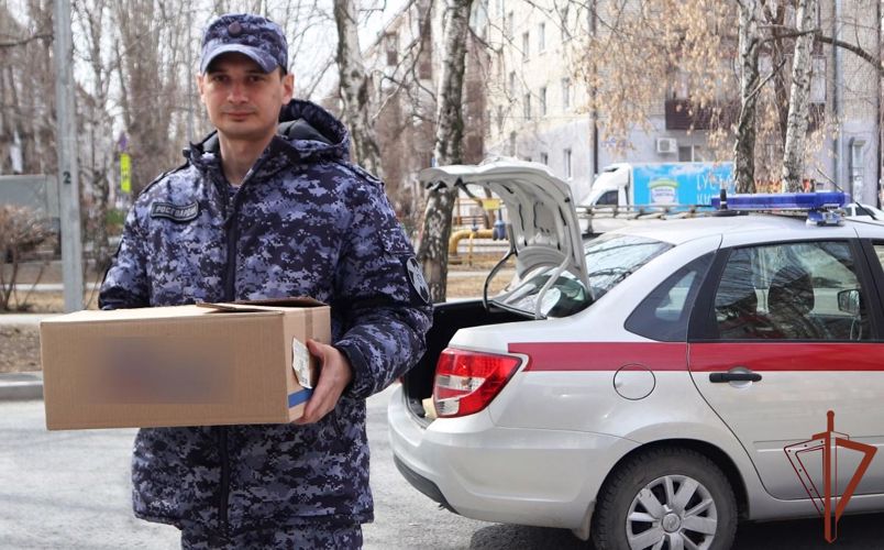 Благотворительную помощь нуждающимся оказали росгвардейцы в Тюмени  