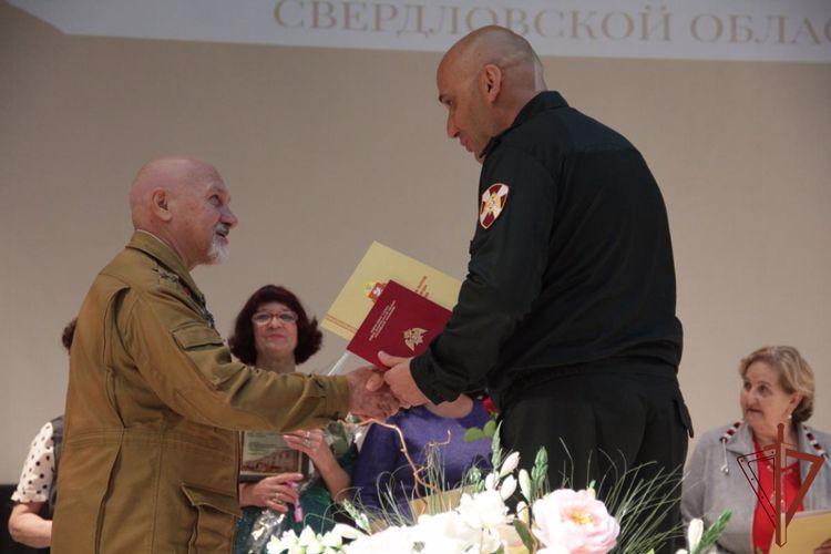 Представители Уральского округа Росгвардии поздравили Комитет солдатских матерей с 20-летним юбилеем