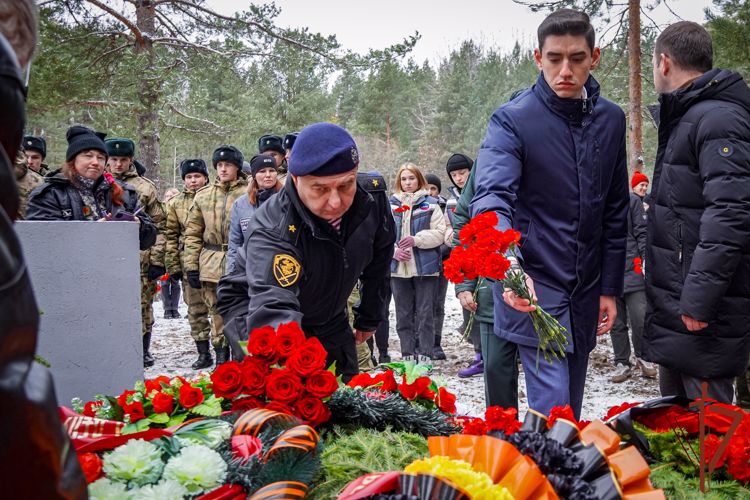 Командующий Северо-Западным округом Росгвардии принял участие в церемонии открытия плит с именами воинов НКВД, оборонявших Ленинград