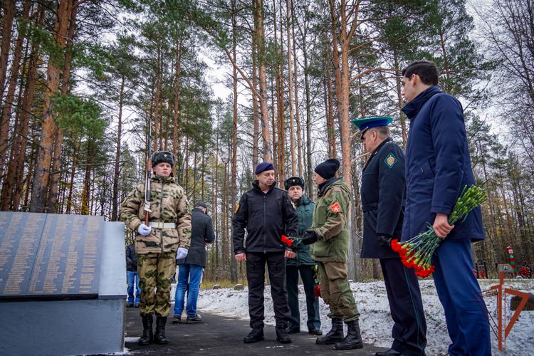 Командующий Северо-Западным округом Росгвардии принял участие в церемонии открытия плит с именами воинов НКВД, оборонявших Ленинград