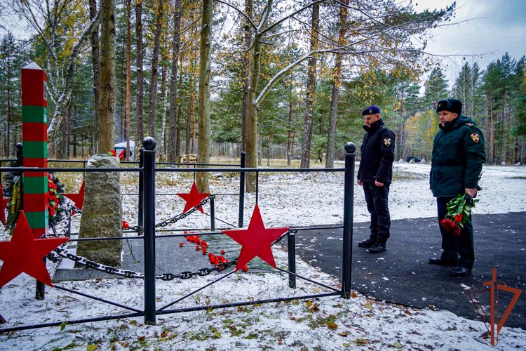 Командующий Северо-Западным округом Росгвардии принял участие в церемонии открытия плит с именами воинов НКВД, оборонявших Ленинград