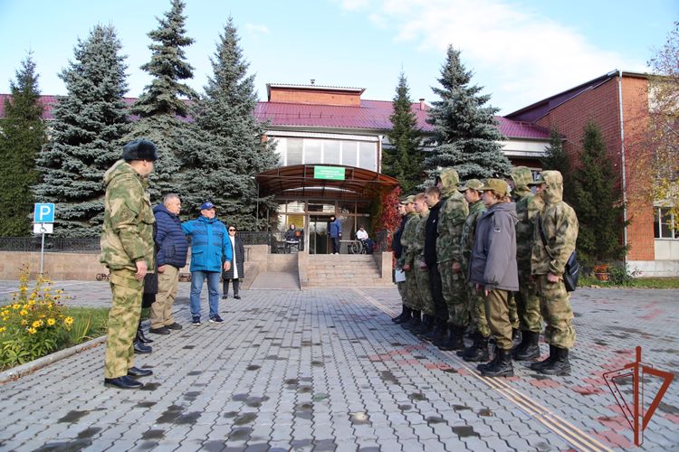 Курсанты подшефного Росгвардии спецвзвода «Воин» провели субботник на территории Челябинского геронтологического центра