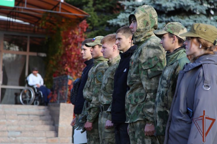 Курсанты подшефного Росгвардии спецвзвода «Воин» провели субботник на территории Челябинского геронтологического центра