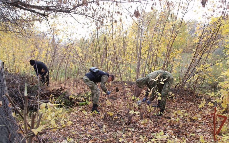 Курсанты подшефного Росгвардии спецвзвода «Воин» провели субботник на территории Челябинского геронтологического центра