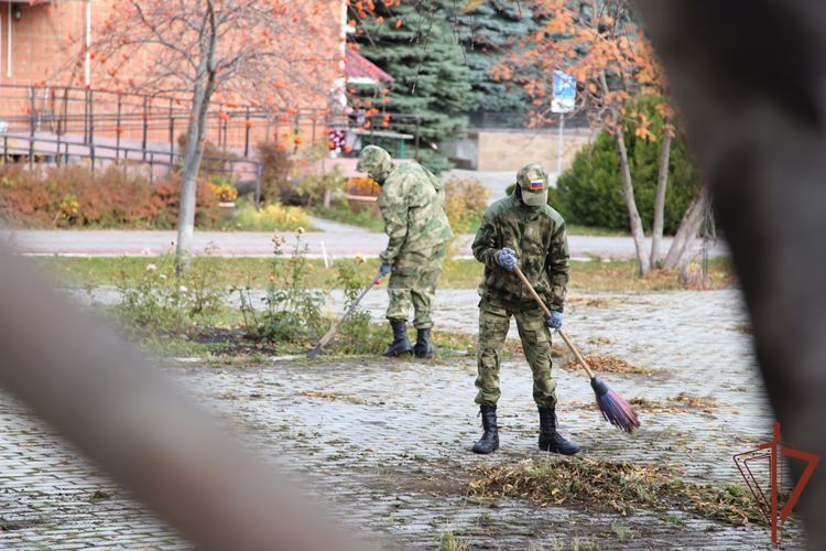 Курсанты подшефного Росгвардии спецвзвода «Воин» провели субботник на территории Челябинского геронтологического центра
