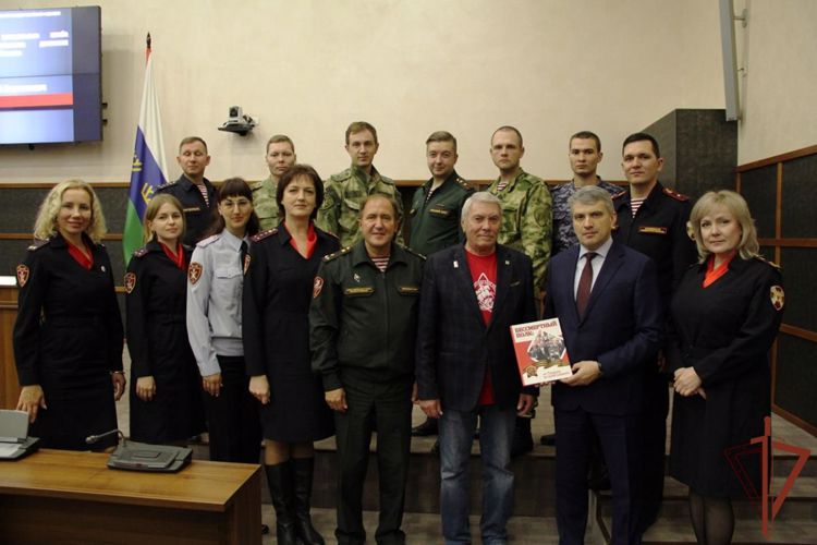 Росгвардейцы встретились в Тюмени с ветераном ведомства - автором идеи акции «Бессмертный полк»