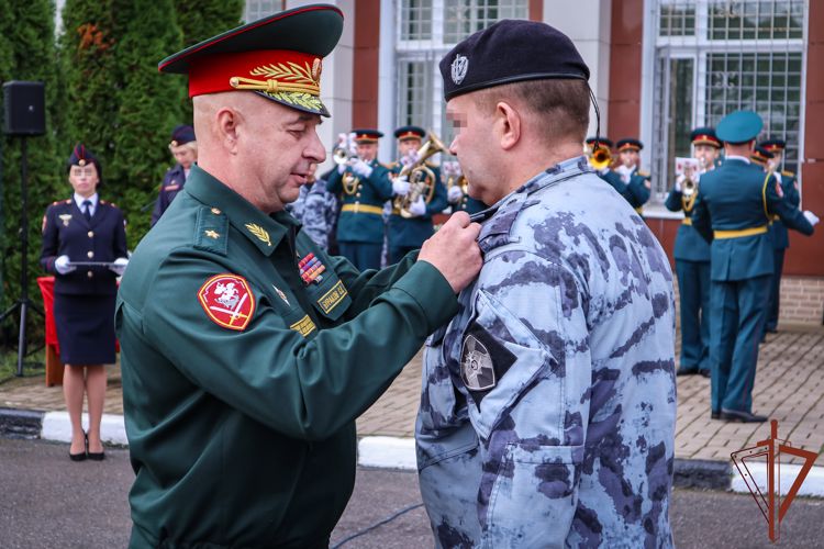 Командующий СЗО Росгвардии поздравил сотрудников ОМОН с 35-летним юбилеем отрядов