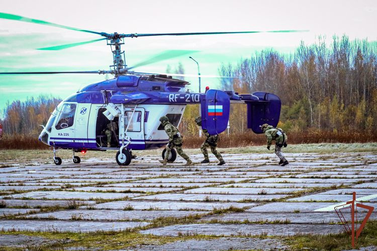 Под Петербургом спецназ Северо-Западного округа Росгвардии отработал беспарашютное десантирование