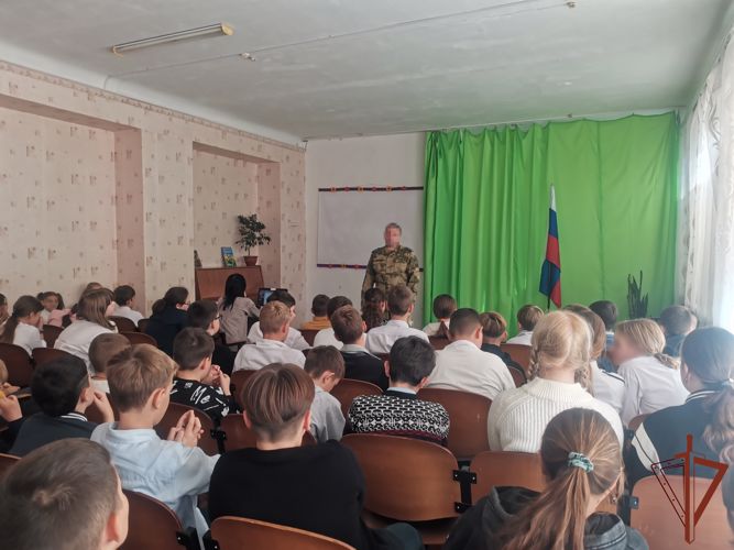 Росгвардейцы из Крыма, Луганска и Херсона провели тематические мероприятия для школьников