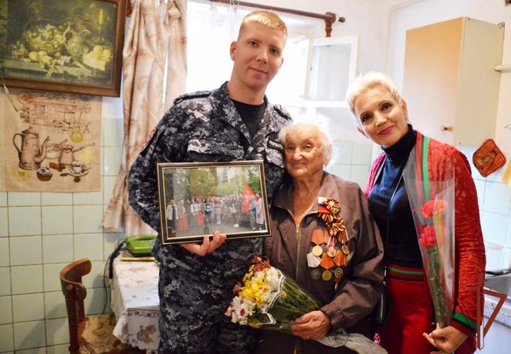 Военнослужащие Росгвардии в Ялте поздравили с 94-летием  участницу Великой Отечественной войны