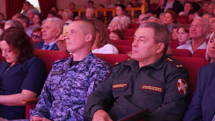 В Саратовской области сотрудники Росгвардии приняли участие в концерте по случаю Международного Дня пожилых людей