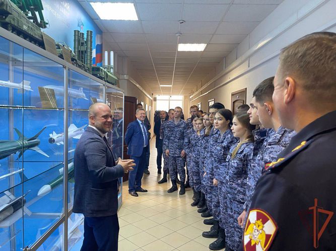 В Подмосковье курсанты патриотического движения Росгвардии «Гвардейская смена» посетили Воскресенский агрегатный завод