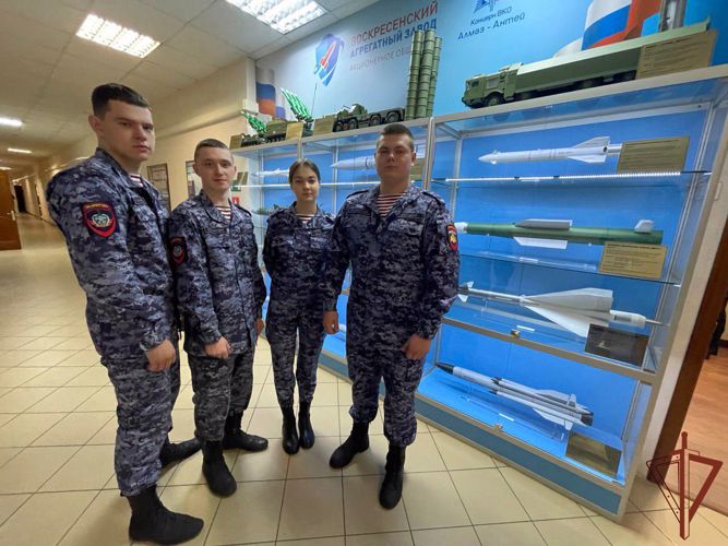 В Подмосковье курсанты патриотического движения Росгвардии «Гвардейская смена» посетили Воскресенский агрегатный завод