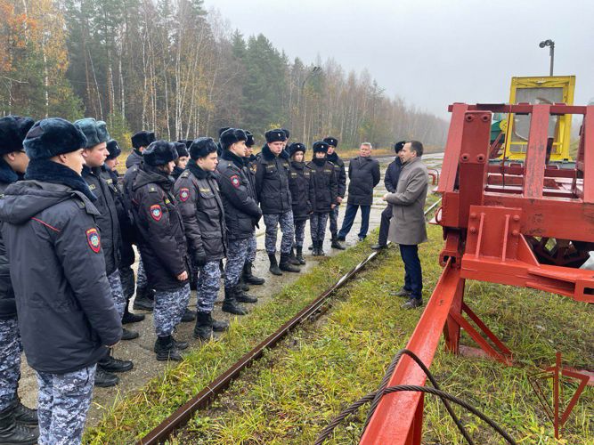 В Подмосковье курсанты патриотического движения Росгвардии «Гвардейская смена» посетили Воскресенский агрегатный завод
