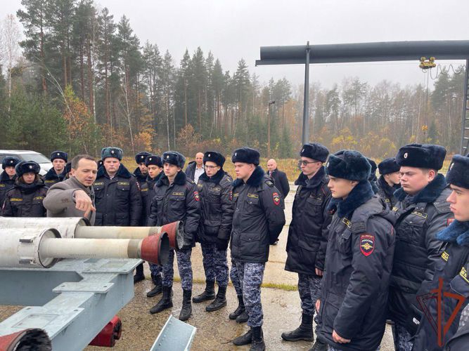 В Подмосковье курсанты патриотического движения Росгвардии «Гвардейская смена» посетили Воскресенский агрегатный завод