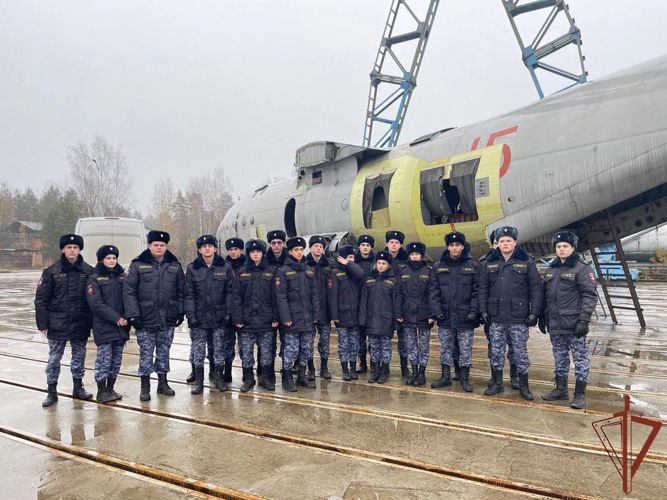 В Подмосковье курсанты патриотического движения Росгвардии «Гвардейская смена» посетили Воскресенский агрегатный завод