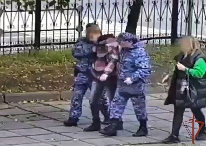 Сотрудники Росгвардии оказали помощь потерявшему сознание на улице Серпухова подростку