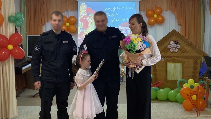 В Кирове сотрудники ОМОН «Вятич» поздравили педколлектив подшефного детского дома с Днем учителя