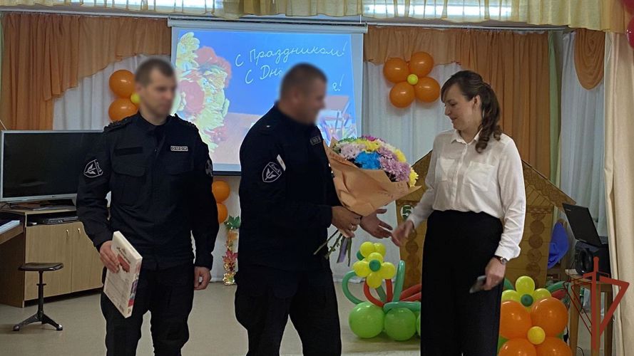 В Кирове сотрудники ОМОН «Вятич» поздравили педколлектив подшефного детского дома с Днем учителя