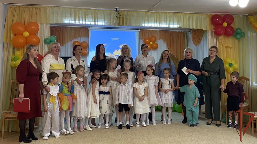 В Кирове сотрудники ОМОН «Вятич» поздравили педколлектив подшефного детского дома с Днем учителя