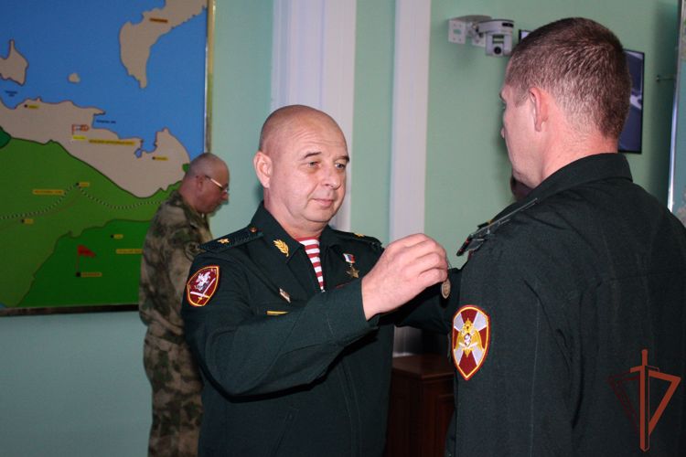 В Санкт-Петербурге командующий СЗО Росгвардии наградил росгвардейцев, отличившихся на СВО