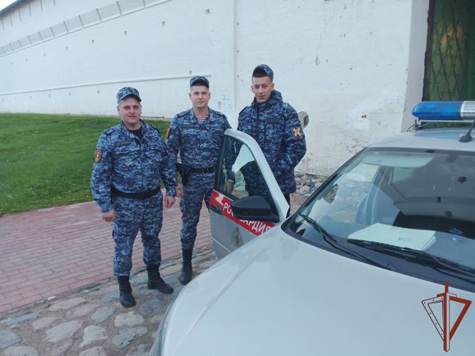 Патруль Росгвардии эвакуировал жильцов из горящего дома в Вологодской области
