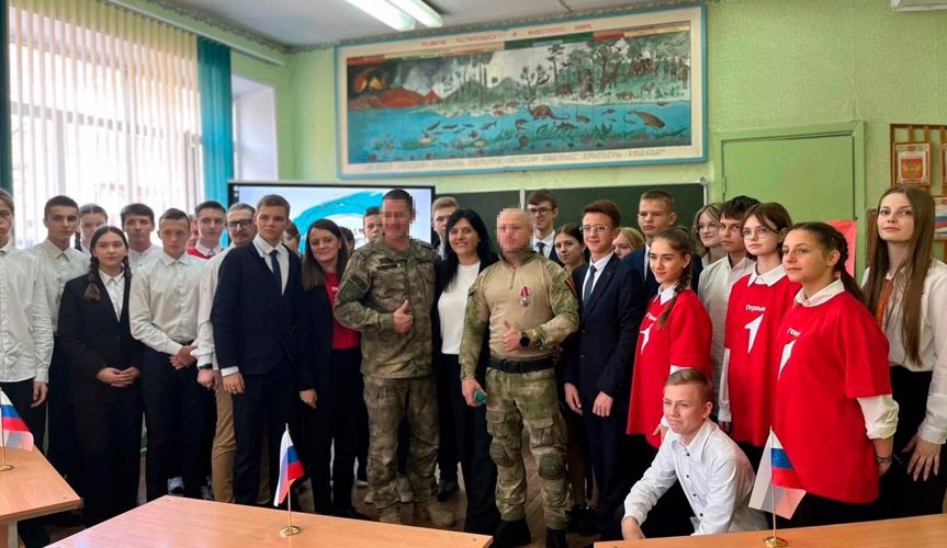 Росгвардейцы провели патриотический урок для брянских школьников