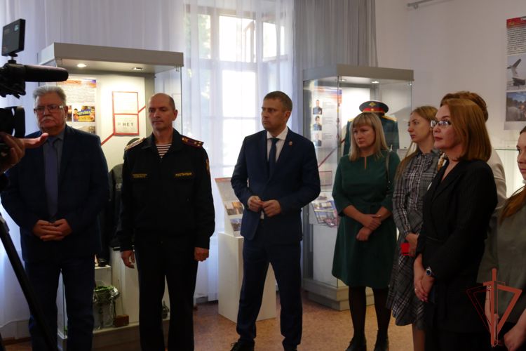 Росгвардейцы помогли организовать выставку «Донбасс в огне. СВО. Связь времен» в Омске
