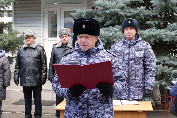 В преддверии Дня образования вневедомственной охраны сотрудники Росгвардии стали героями сюжетов и праздничных мероприятий в Сибири (видео)