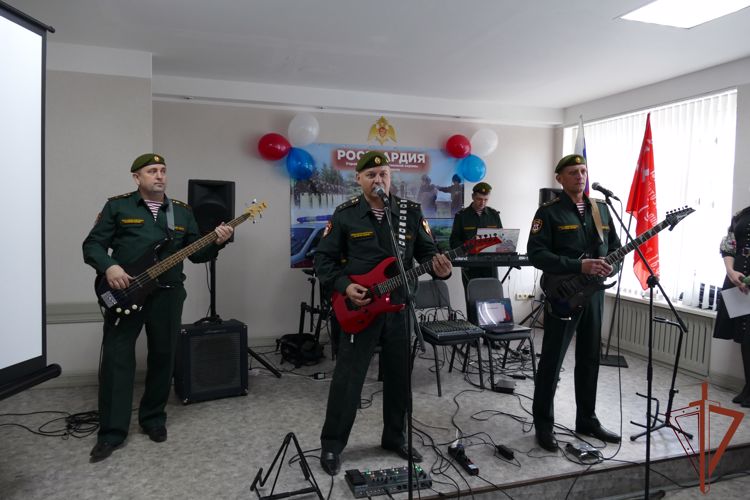 В преддверии Дня образования вневедомственной охраны сотрудники Росгвардии стали героями сюжетов и праздничных мероприятий в Сибири (видео)