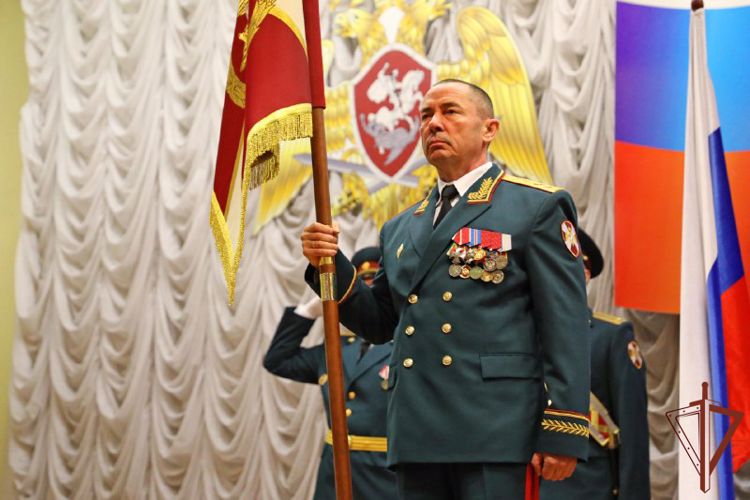 Генерал-полковник Сергей Бойко вручил личный штандарт командующего Уральским округом войск национальной гвардии Российской Федерации генерал-лейтенанту Владимиру Спиридонову (видео)