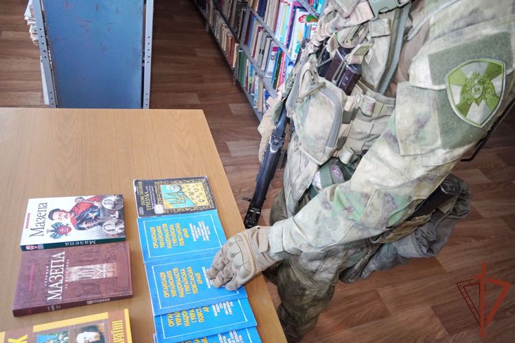Росгвардейцы и военная контрразведка обнаружили в библиотеках ДНР более 300 экстремистских изданий (видео)