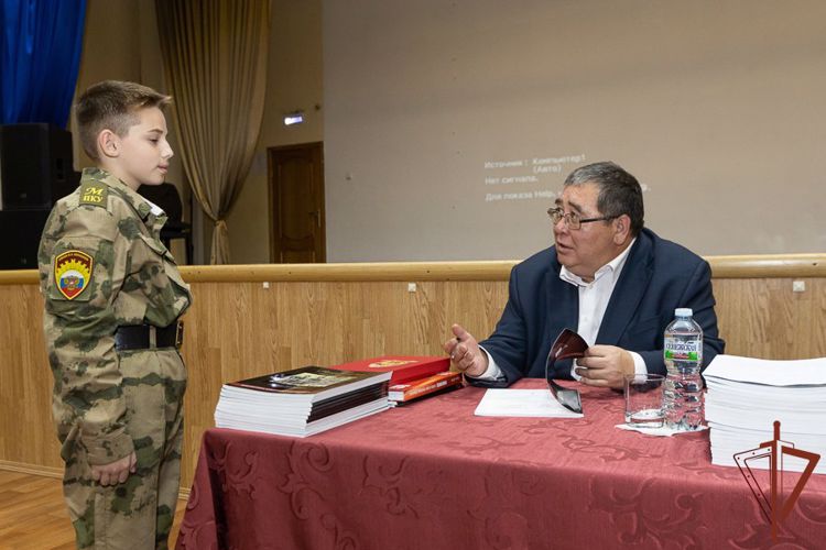 Росгвардия провела презентацию первой книги для подростков (видео)